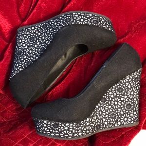 Black wedges with flower detailing, size 5.5